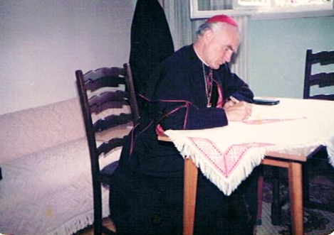 Kardinal Franjo Kuharić potpisuje Dekret
